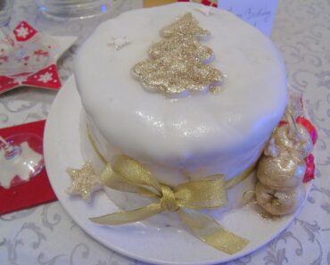 Moist Banana Christmas Cake is Coming to Town