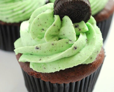 Chocolate Oreo Cupcakes with Peppermint Frosting