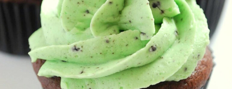 Chocolate Oreo Cupcakes with Peppermint Frosting