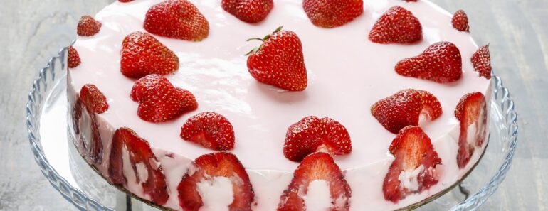 Creamy Cold Strawberry and Yogurt Cake