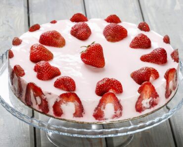 This No-Bake Strawberry Cake Is Summer Dessert Perfection